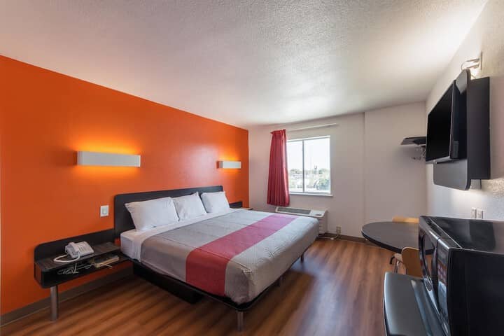 Room 13 of 28
