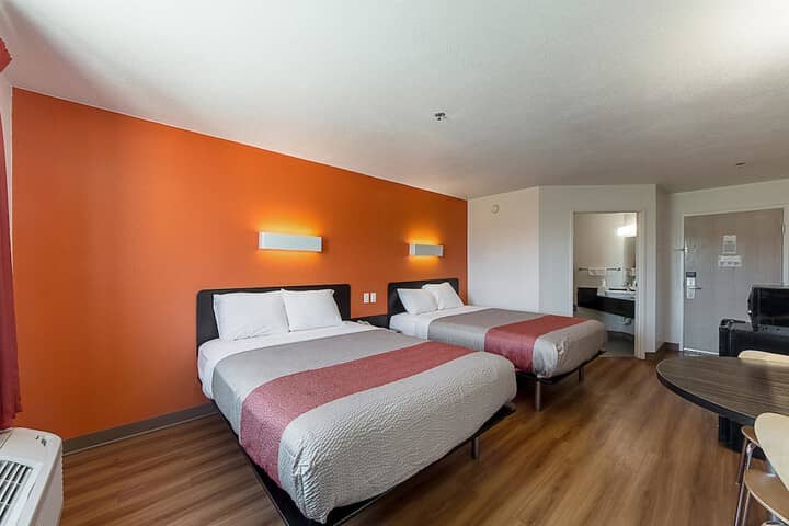 Room 10 of 28