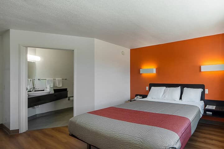 Room 8 of 28